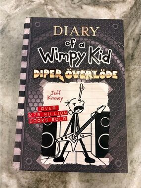Diary of a Wimpy Kid: Diper Överlöde — Rock Edition (Black/Gold/White)